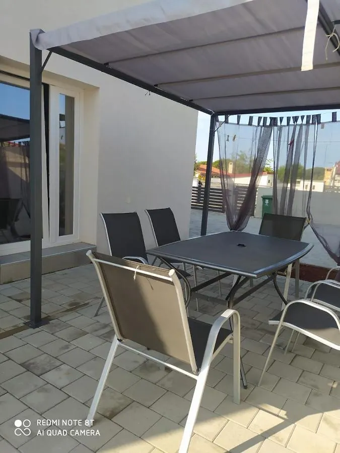 פאז'אנה Apartments Laura