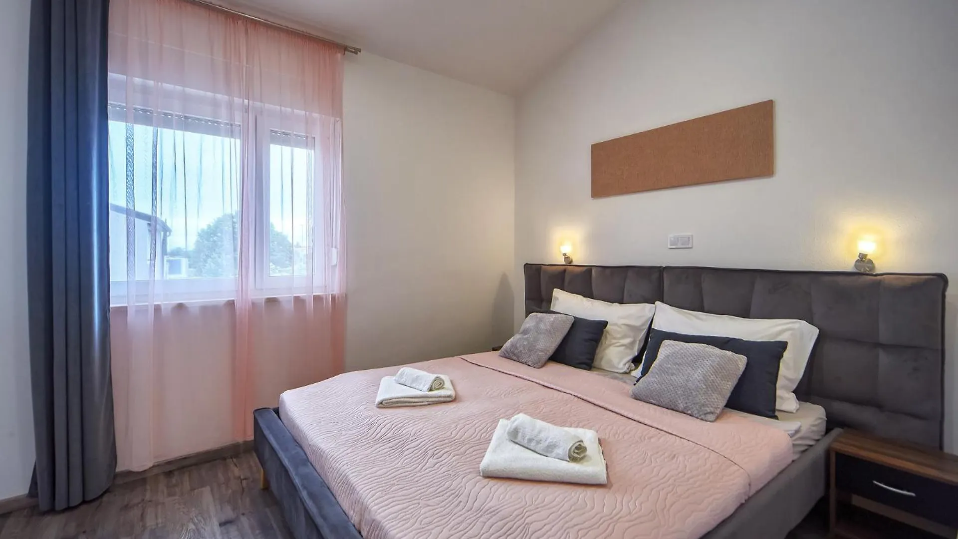 פאז'אנה Apartments Laura